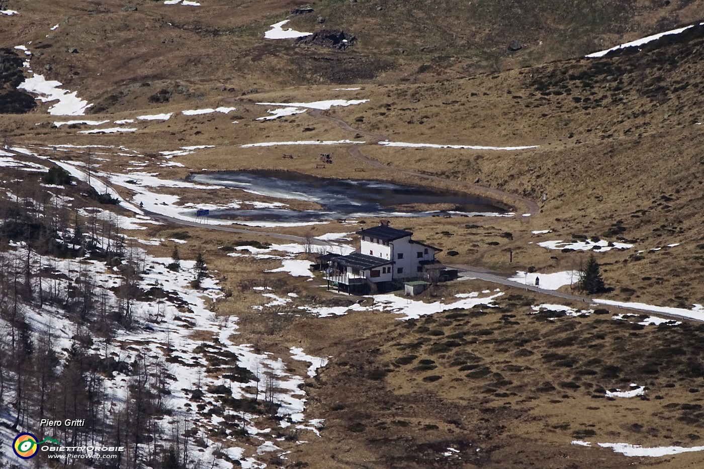 55 Zoom sul Rifugio al Passo del Vivione.JPG